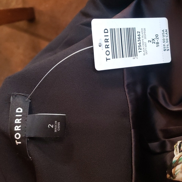 Plus size 2X Torrid black crepe blazer - Picture 9 of 9